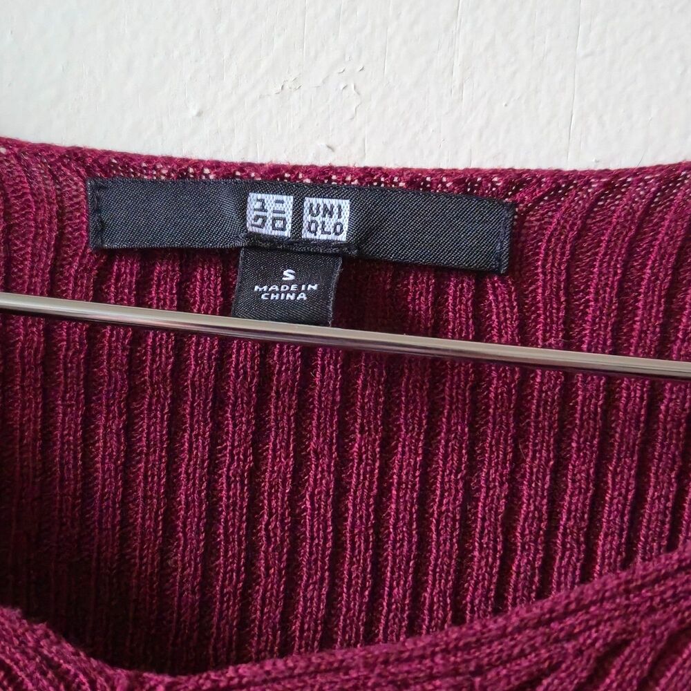 Uniqlo Ribbed Knit V-Neck Top - Small – Burgundy/Wine – Short Sleeve Sweater Tee